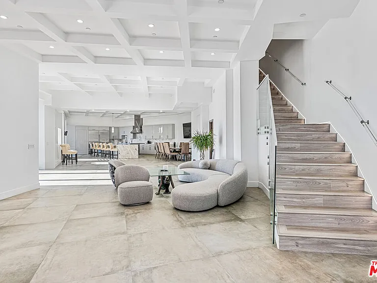 6181 Temple Hill Dr — Photo 18