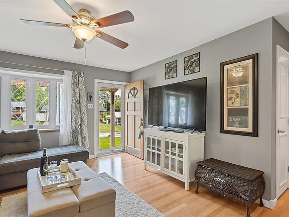 4th image of 744 Peace Haven Dr