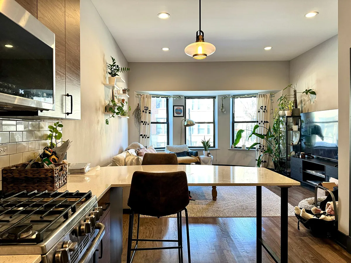Building Photo - 919 W Addison St #1F