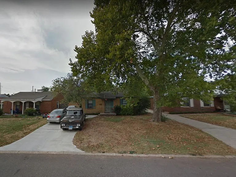528 E Douglas Dr — Photo 1