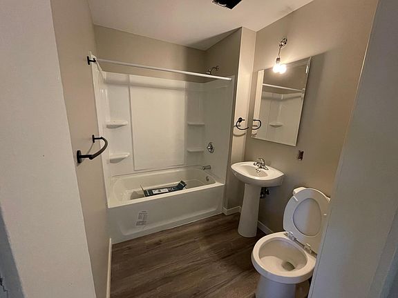 3rd image of 352 Cretin Ave N APT 2