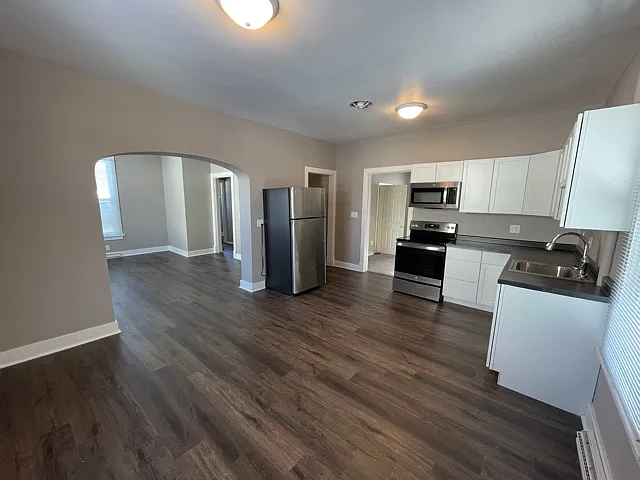 6 bed, 2500 sqft, $4,500 — Photo 2
