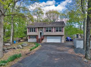 102 Autumn Rd, Dingmans Ferry, PA 18328