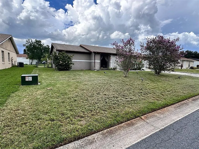 263 La Paz Dr — Photo 2