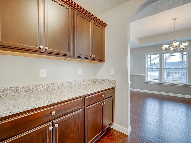 732 Shelburne Ln — Photo 17