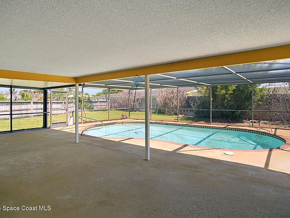 5th image of 695 Trinidad Ct