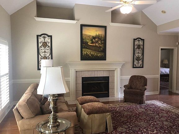 3rd image of 8795 Gainesway Dr