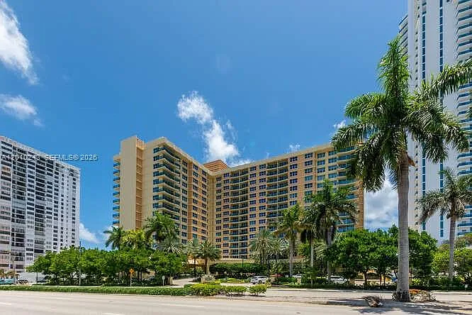 The Wave Condo — Photo 1