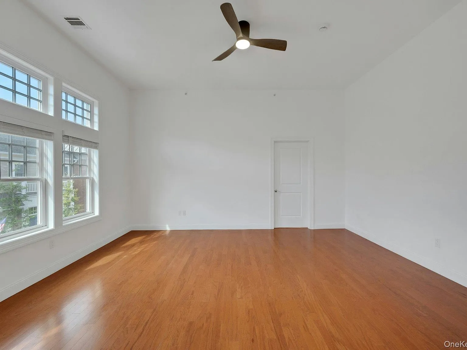 402 Main St — Photo 3