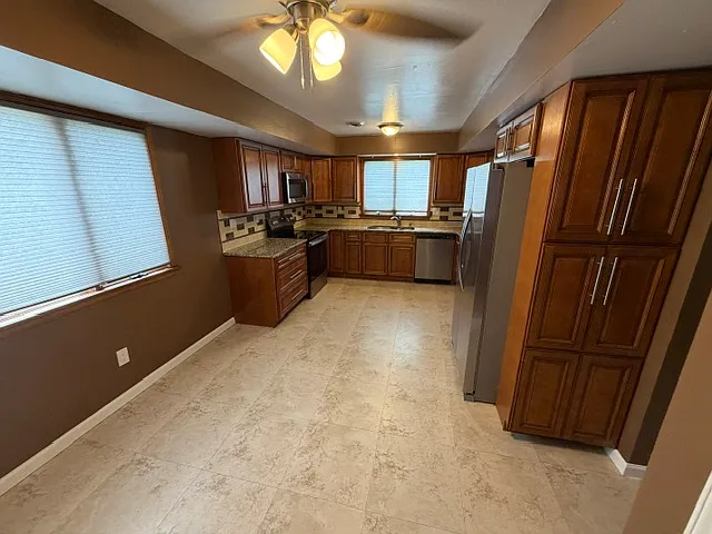 3 bed, 2.5 bath, 2100 sqft, $3,000 — Photo 2