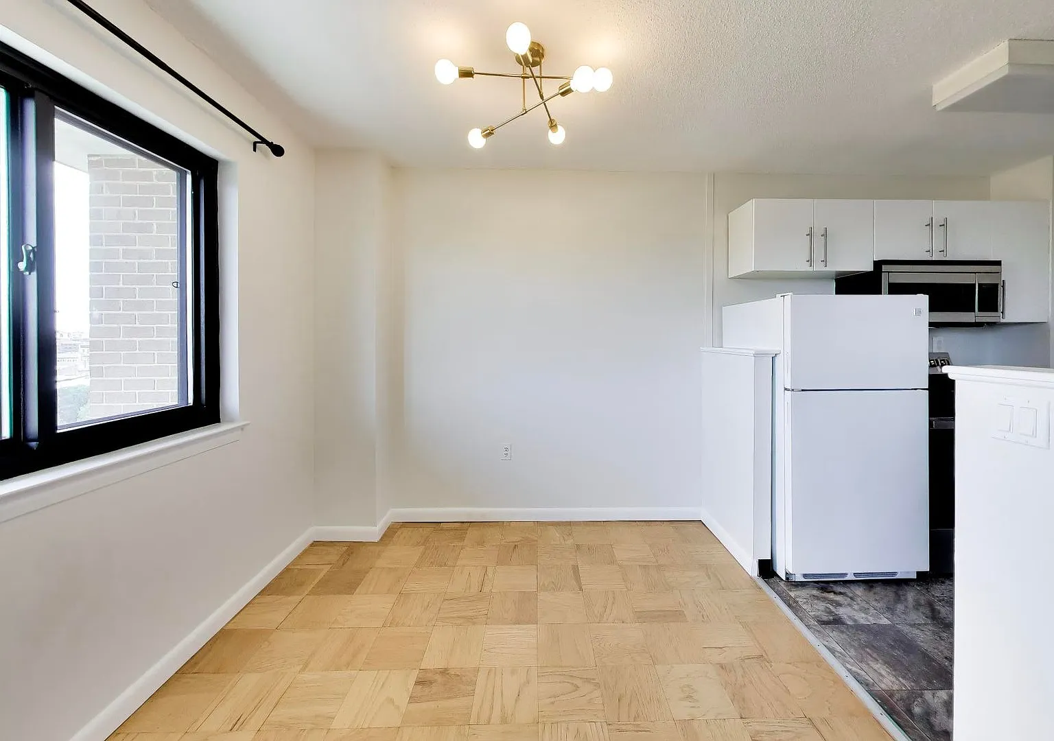 Amazing Location - 1Bed/1Bath Condo - Assigned Parking — Photo 4