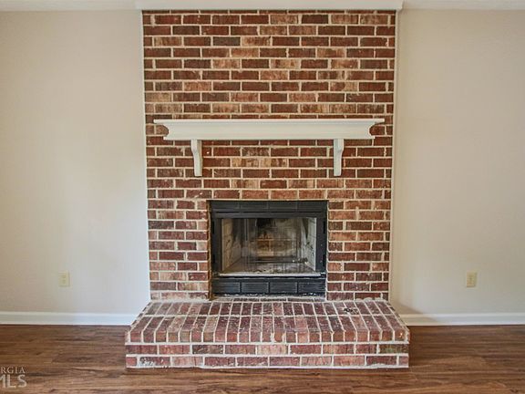 3rd image of 809 Bedford Park