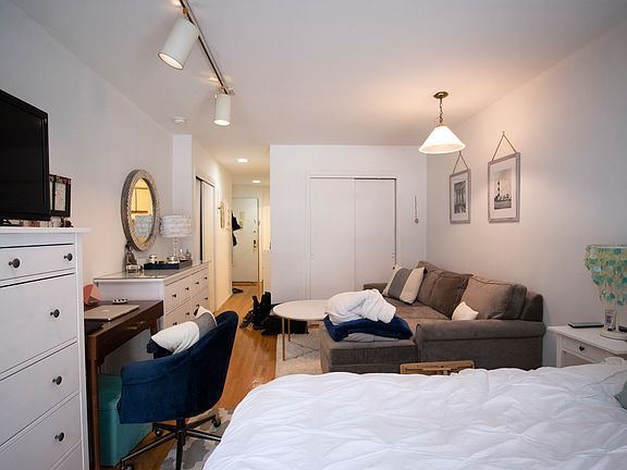 2nd image of 220 W 14th St APT 3D