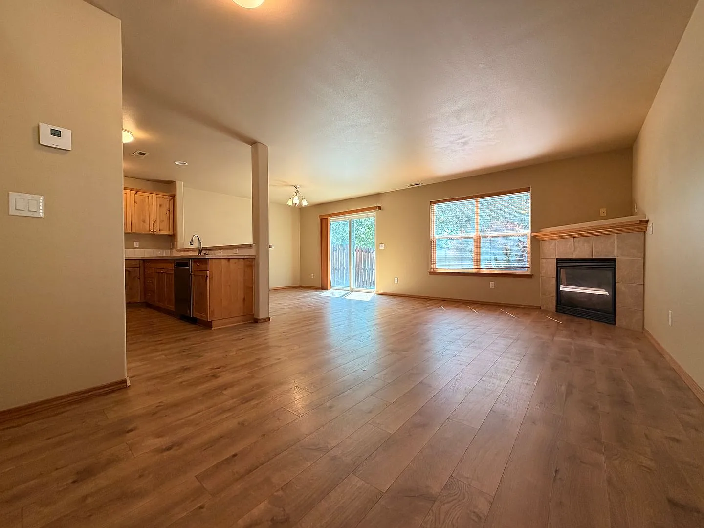 Spacious Redmond Townhome W/Dbl Car Garage & Ac! — Photo 3