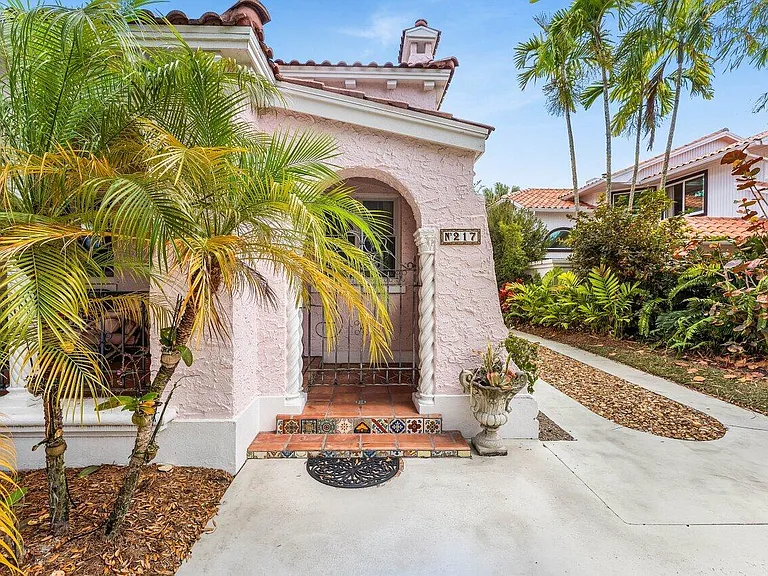 217 SE Coconut Ave — Photo 8