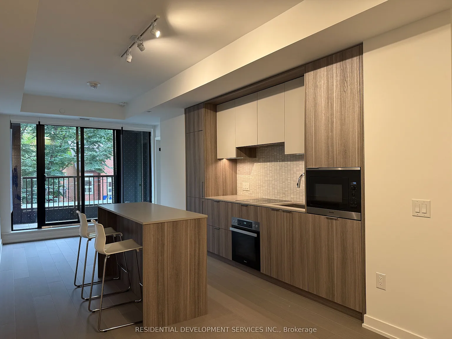 123 Portland St — Photo 2