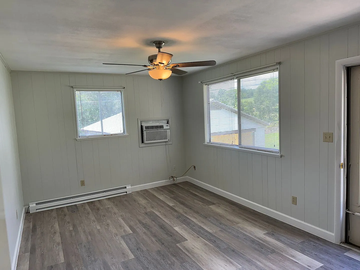 One Bedroom Home with nice yard — Photo 3