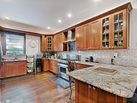 4th image of 1011 Bay 24th St