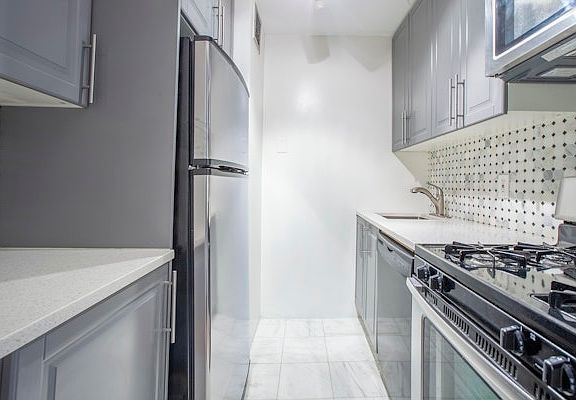 5th image of 301 E 45th St APT 12C