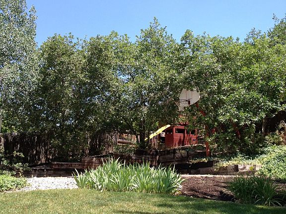 Huge Yard, Playhouse