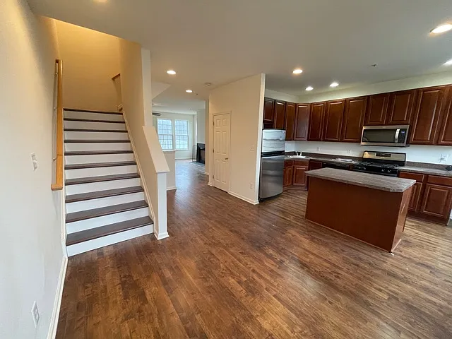 3 bed, 2.5 bath, 2000 sqft, $2,700 — Photo 3