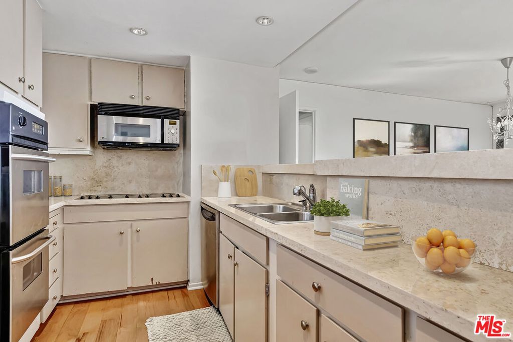 Apartment in Los Angeles - View 3