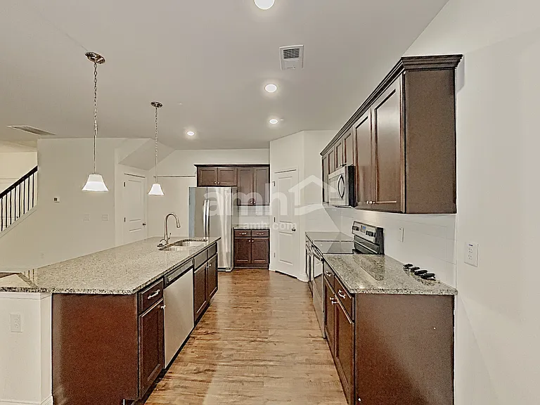 411 Pearson Cir — Photo 4