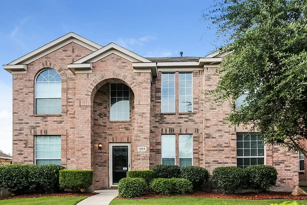 4 bed, 2.5 bath, 2543 sqft, $2,450 — Photo 1