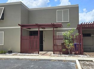 10911 N Lakeview Dr, Pembroke Pines, FL 33026
