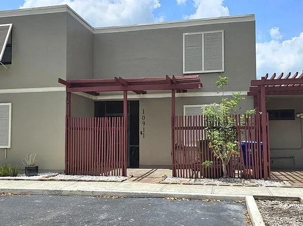 10911 N Lakeview Dr, Pembroke Pines, FL 33026