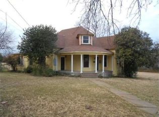 707 N 2nd St, Honey Grove, TX 75446