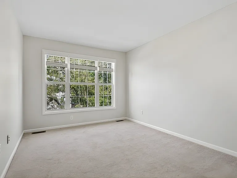107 Brittany Ct — Photo 14