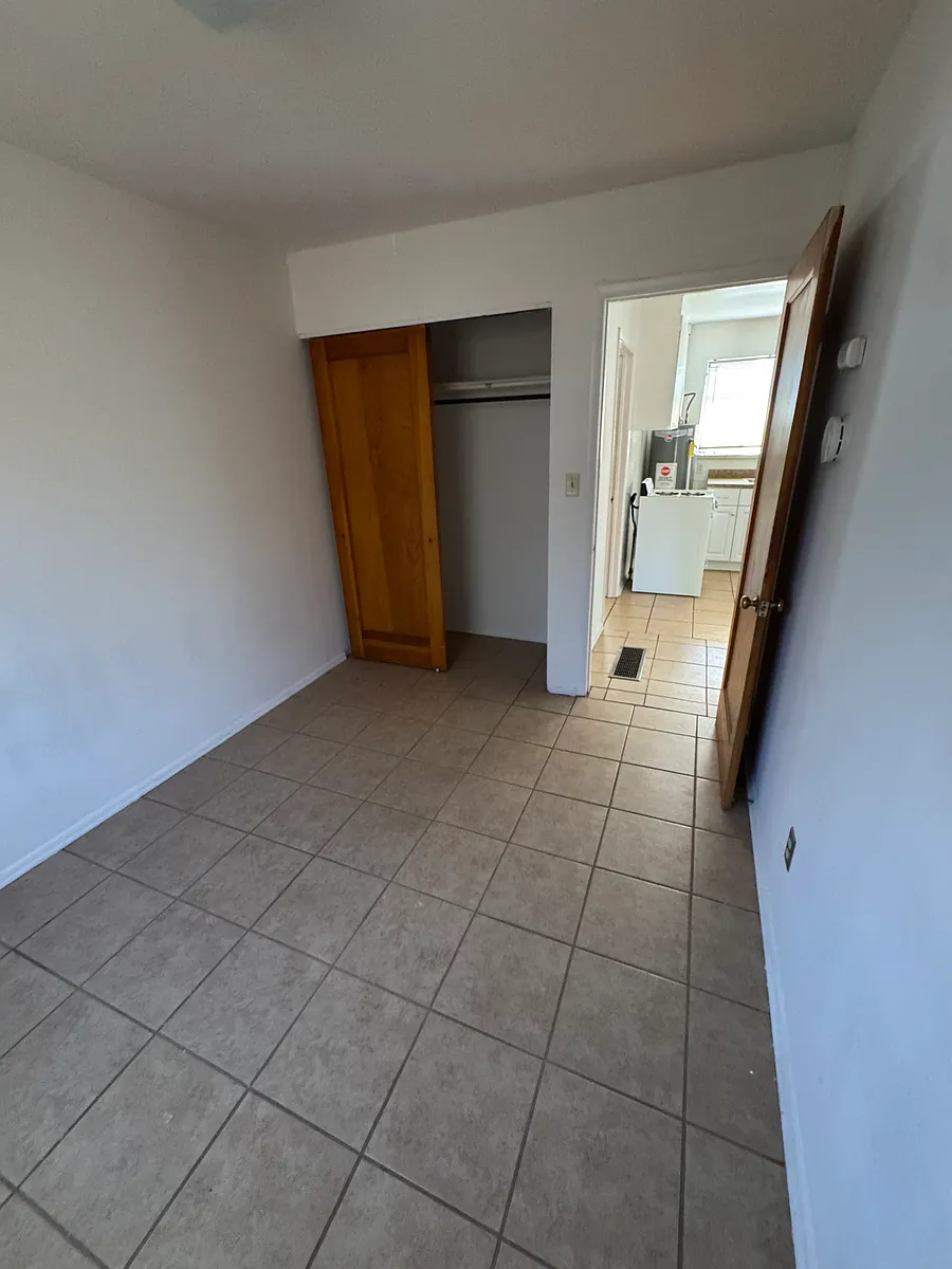 Building Photo - 424 S Newton St #424