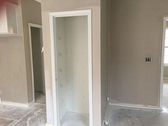 3rd image of 406 Silverthorn Dr NW