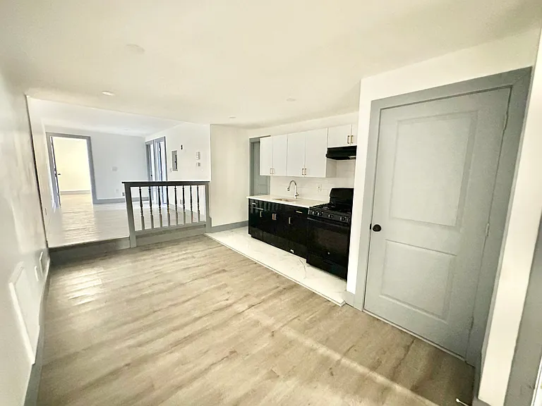 655 S 11th St #1R — Photo 5