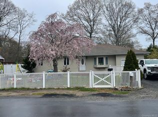 171 Hounslow Rd, Shirley, NY 11967