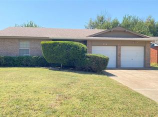 716 NW 17th St, Moore, OK 73160