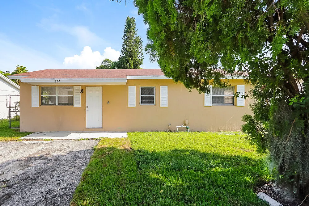 3 bed, 2.0 bath, 1056 sqft, $2,555 — Photo 1