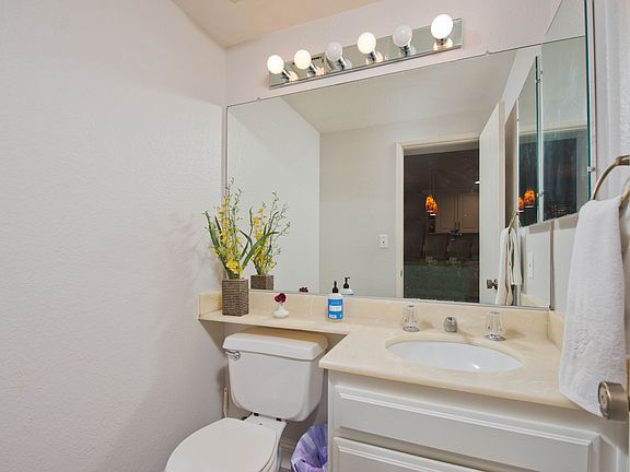 4th image of 5711 Owensmouth Ave Unit 107