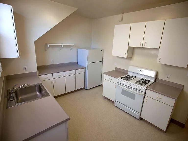 Beautiful, spacious 1-bdr with new windows, great wood floors, and lots of storage space — Photo 5