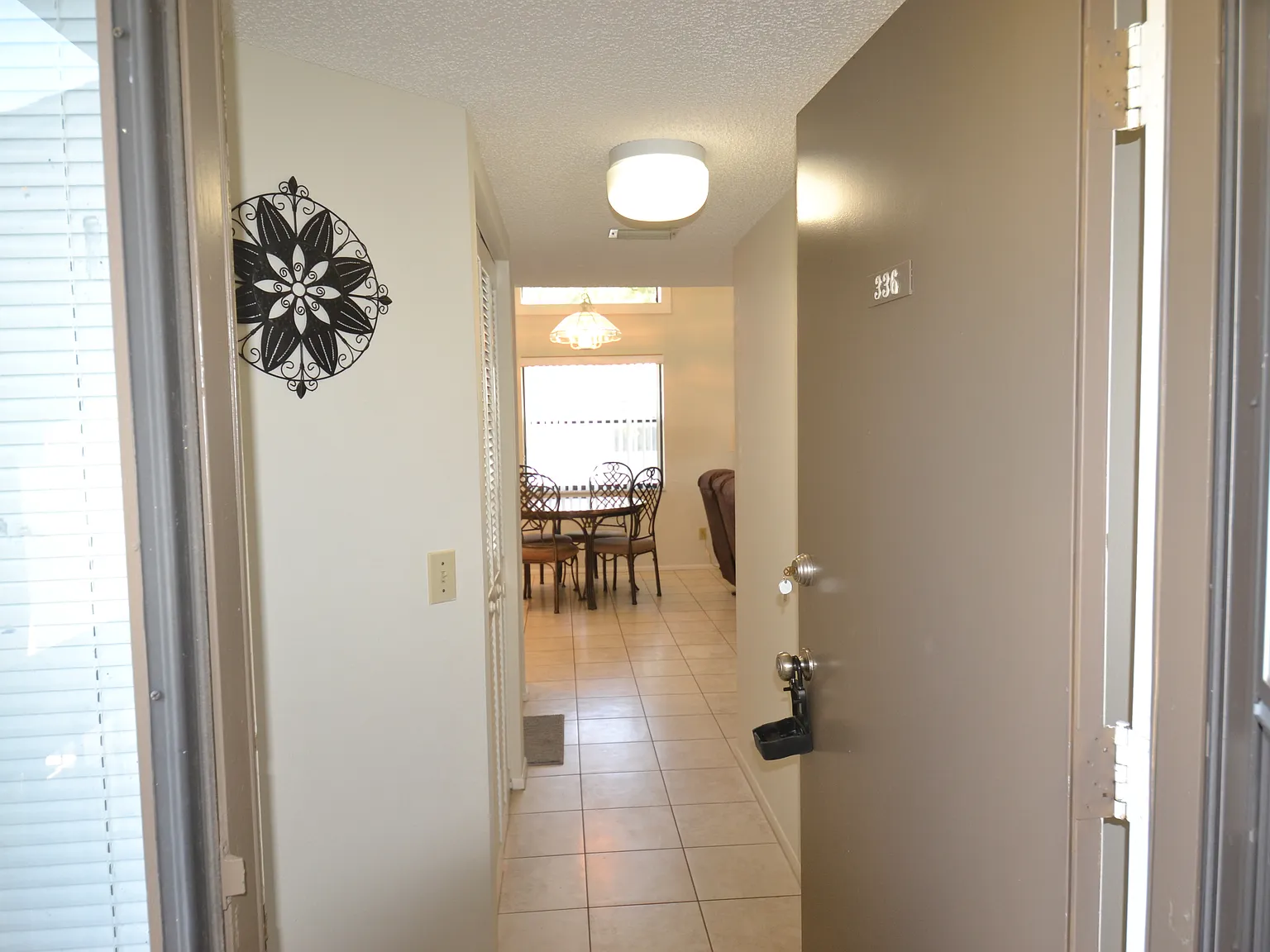 Upstairs 2 Bed with Lake view — Photo 4