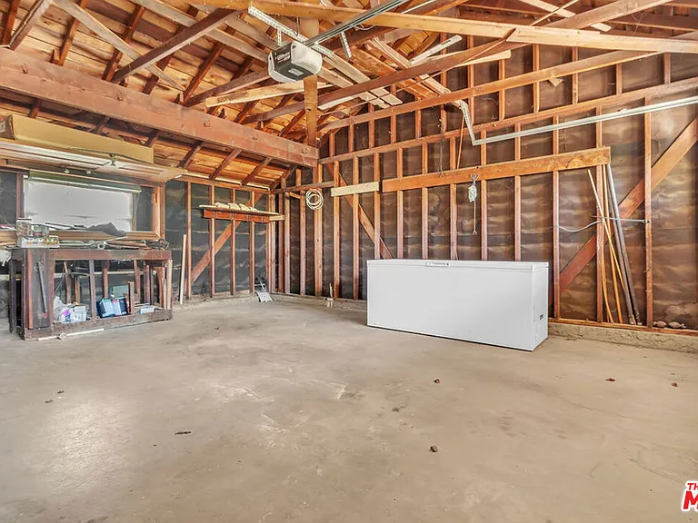9322 Lasaine Ave — Photo 26