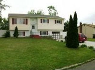 14 Twin Wells Ct, Middletown, NY 10940