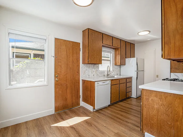 1542 Bay St. - 2 bedroom | 1 bath | Large backyard — Photo 7