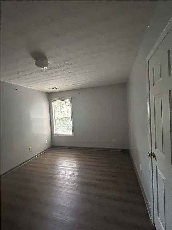 5 bed, 2326 sqft, $2,350 — Photo 4