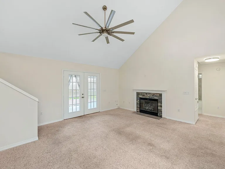 305 Parkwood Pl — Photo 9