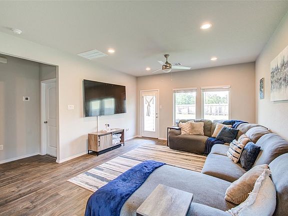 4th image of 16789 Lonely Pines Dr