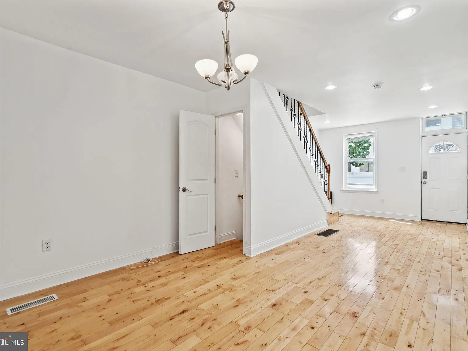 2 bed, 1.5 bath, 816 sqft, $1,695 — Photo 2
