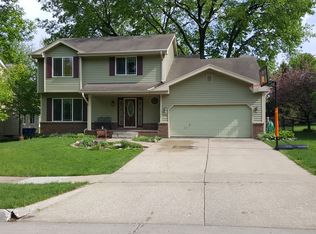 4916 Crestmoor Dr, Des Moines, IA 50310
