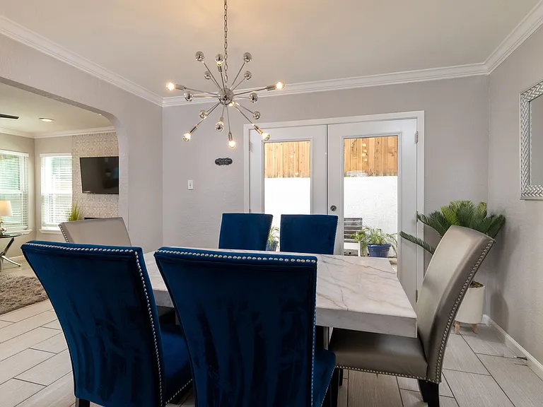 Dining area between living room and kitchen that seats 6.